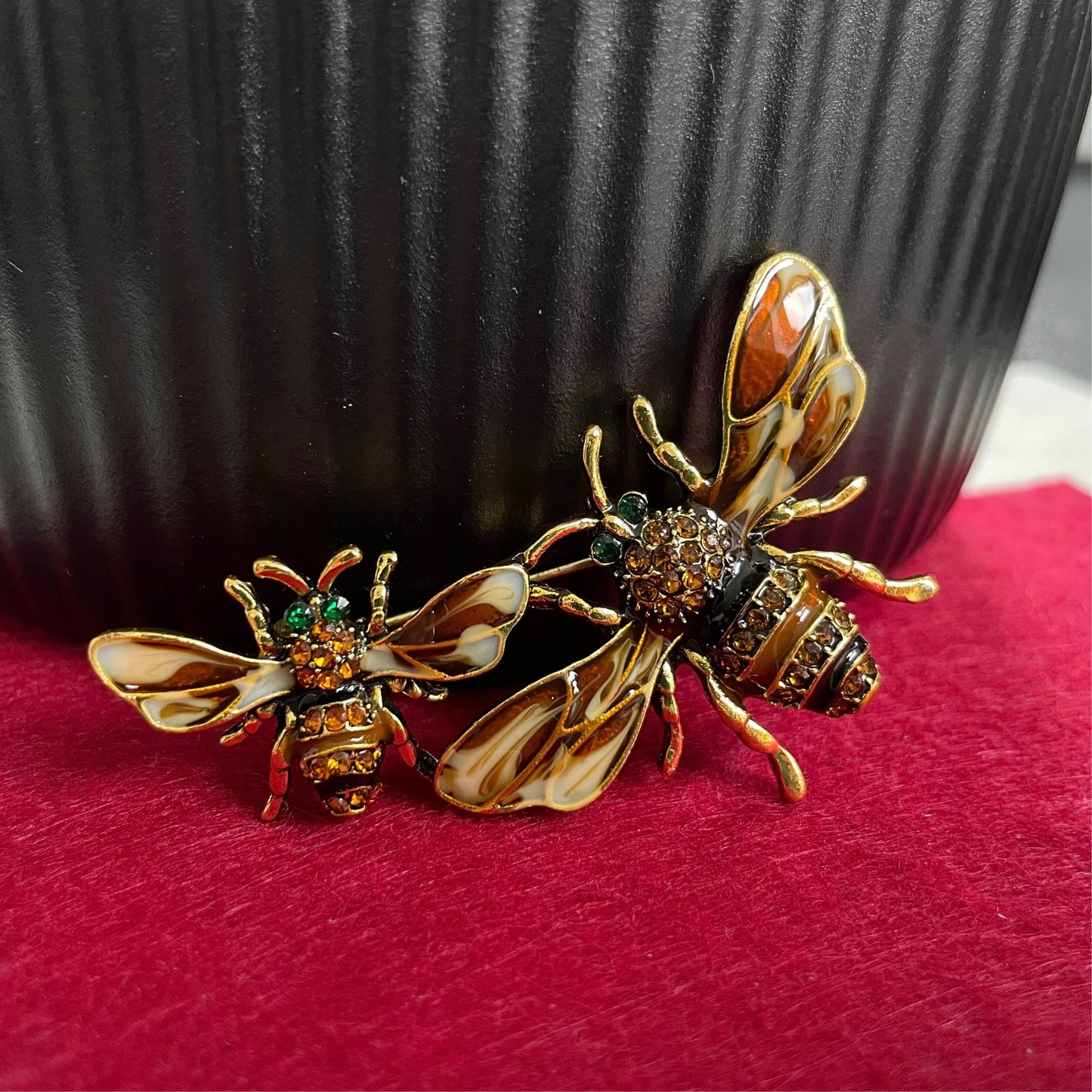 Double bee gold pin brooch