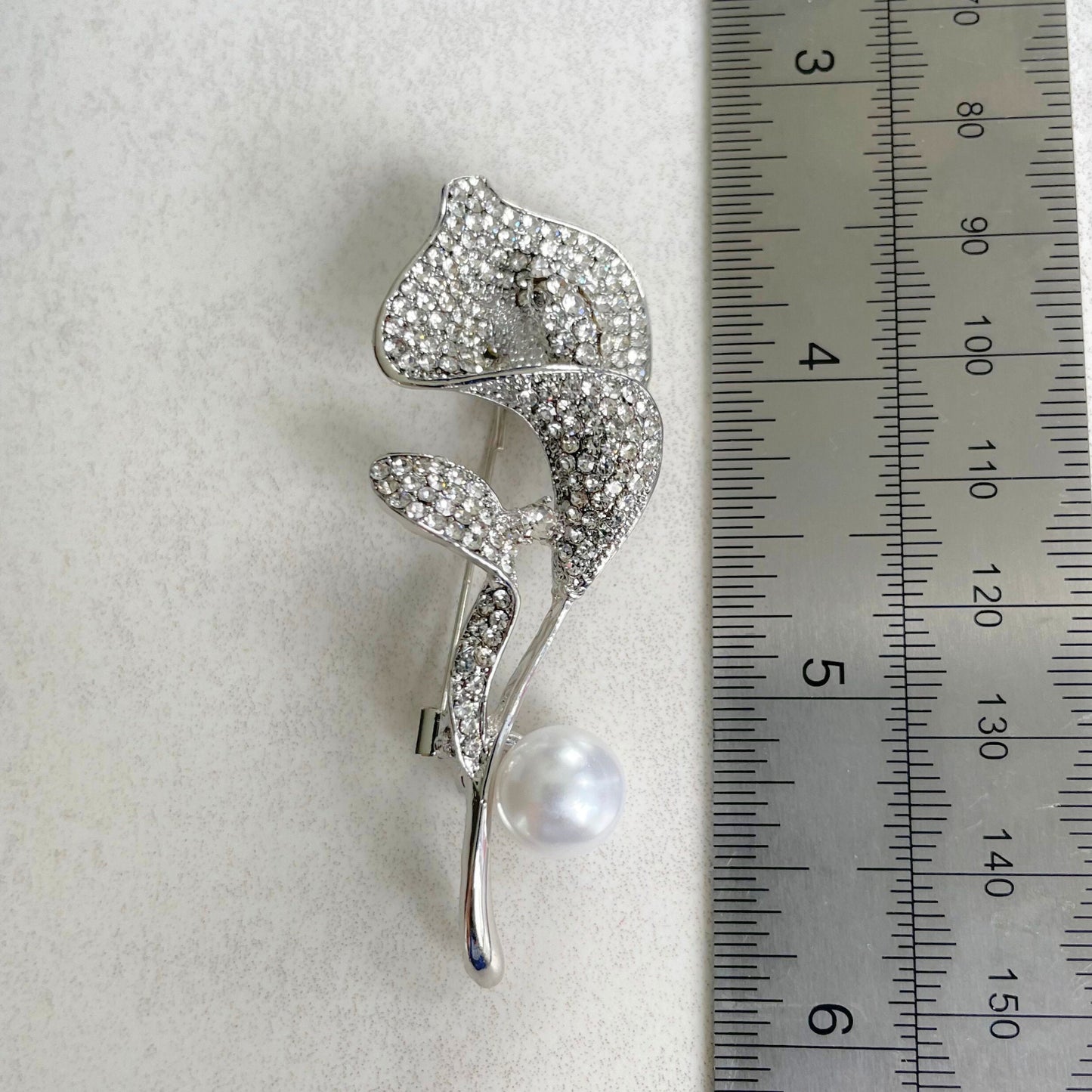 Delicate Calla Lily flower pearl gold pin brooch