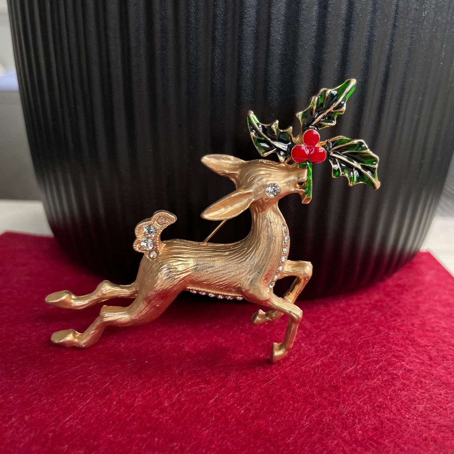 Charming reindeer Holly flower gold pin brooch