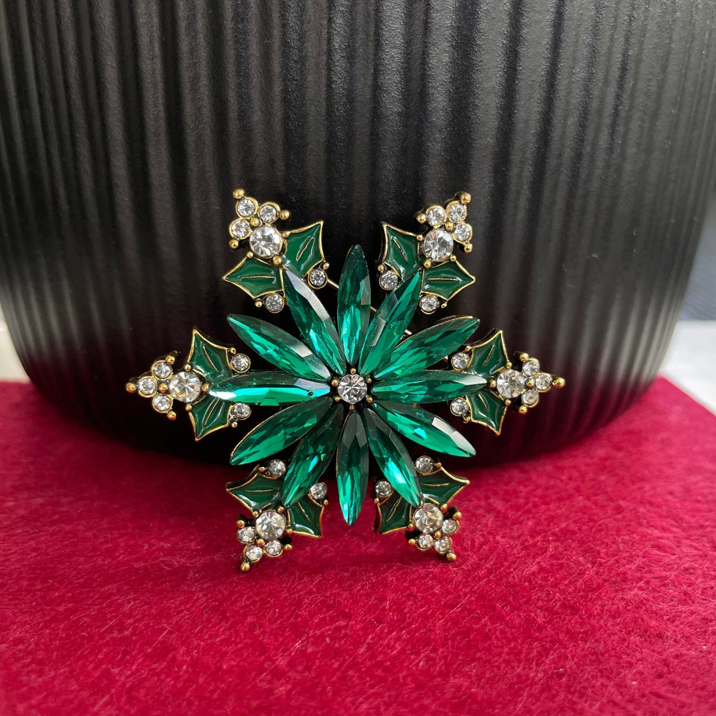 Green emerald crystal snowflake gold pin brooch