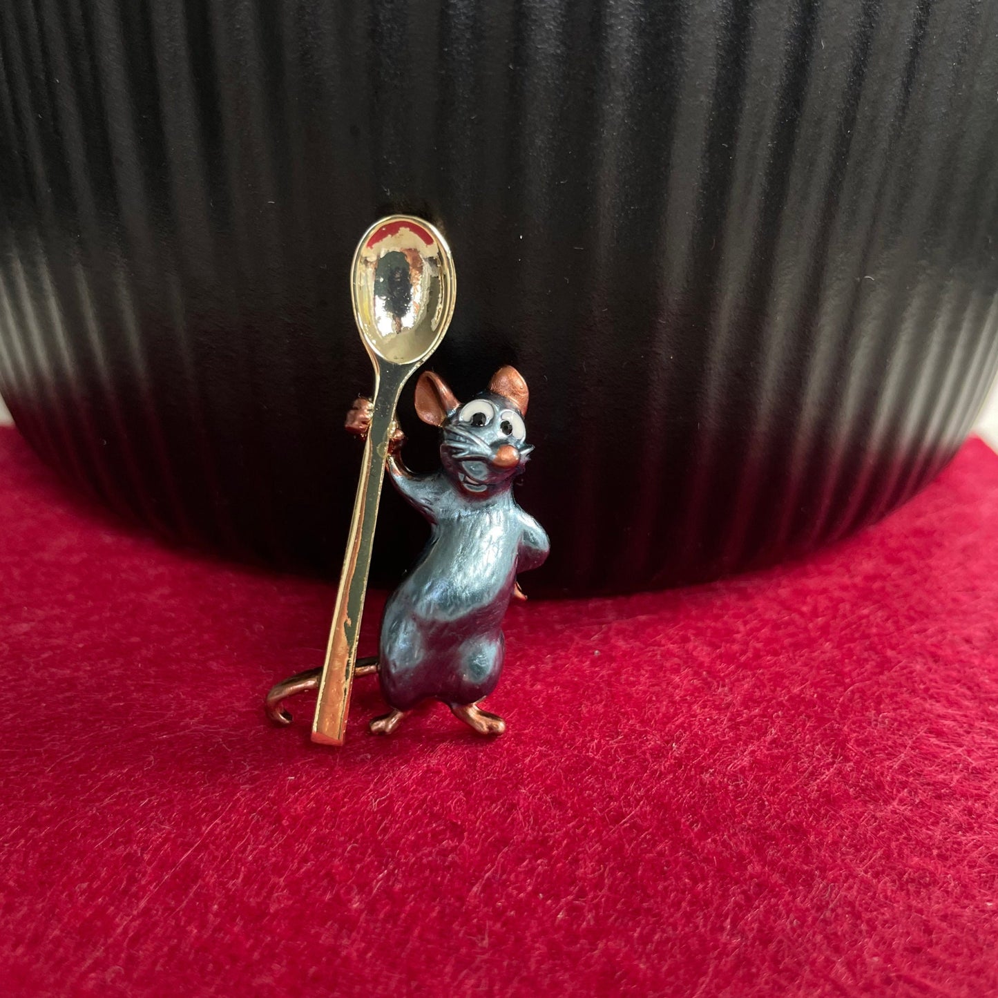 Charming little chef mouse gold pin brooch