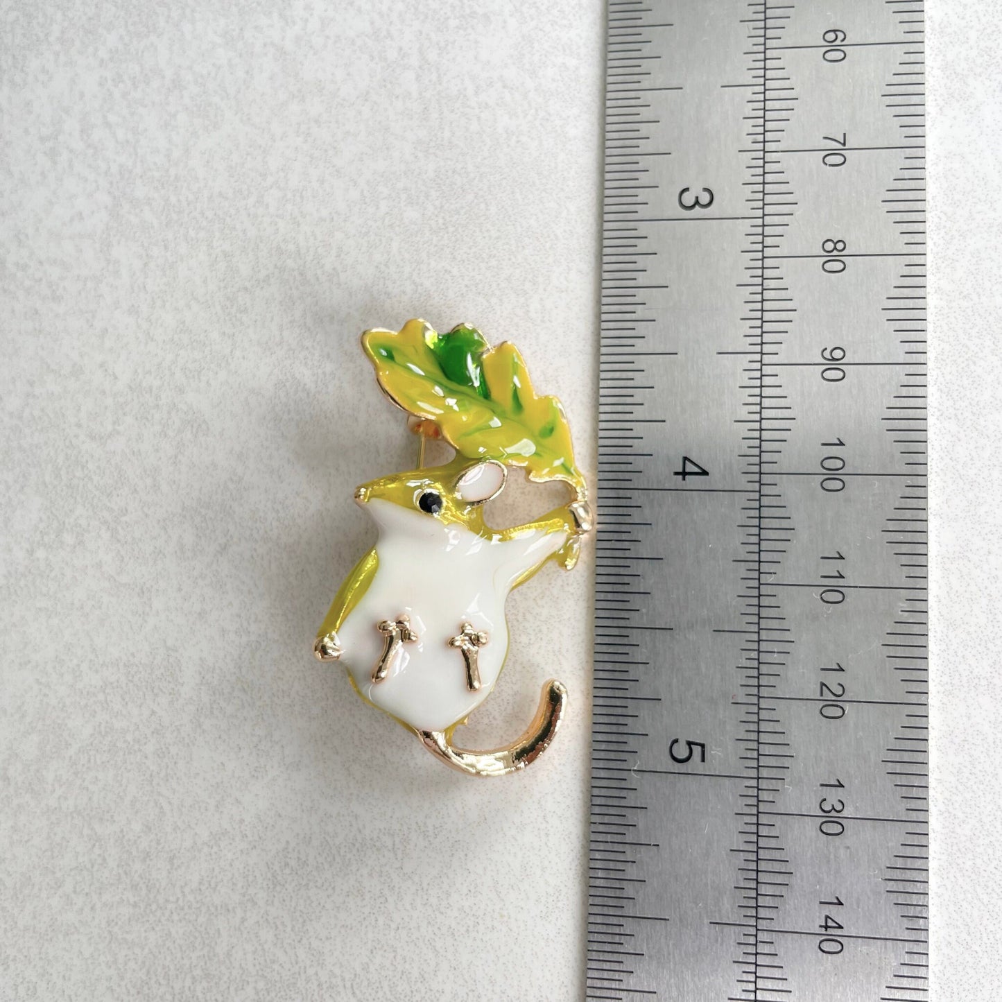 Charming cute little mouse tree leaf gold pin brooch