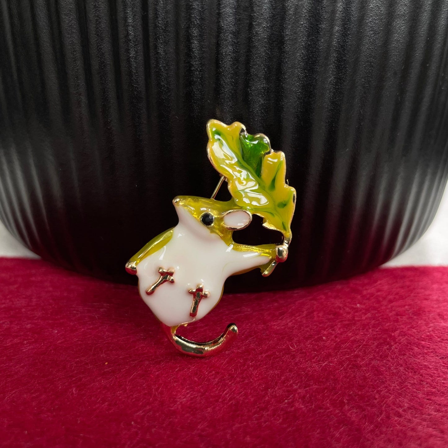 Charming cute little mouse tree leaf gold pin brooch