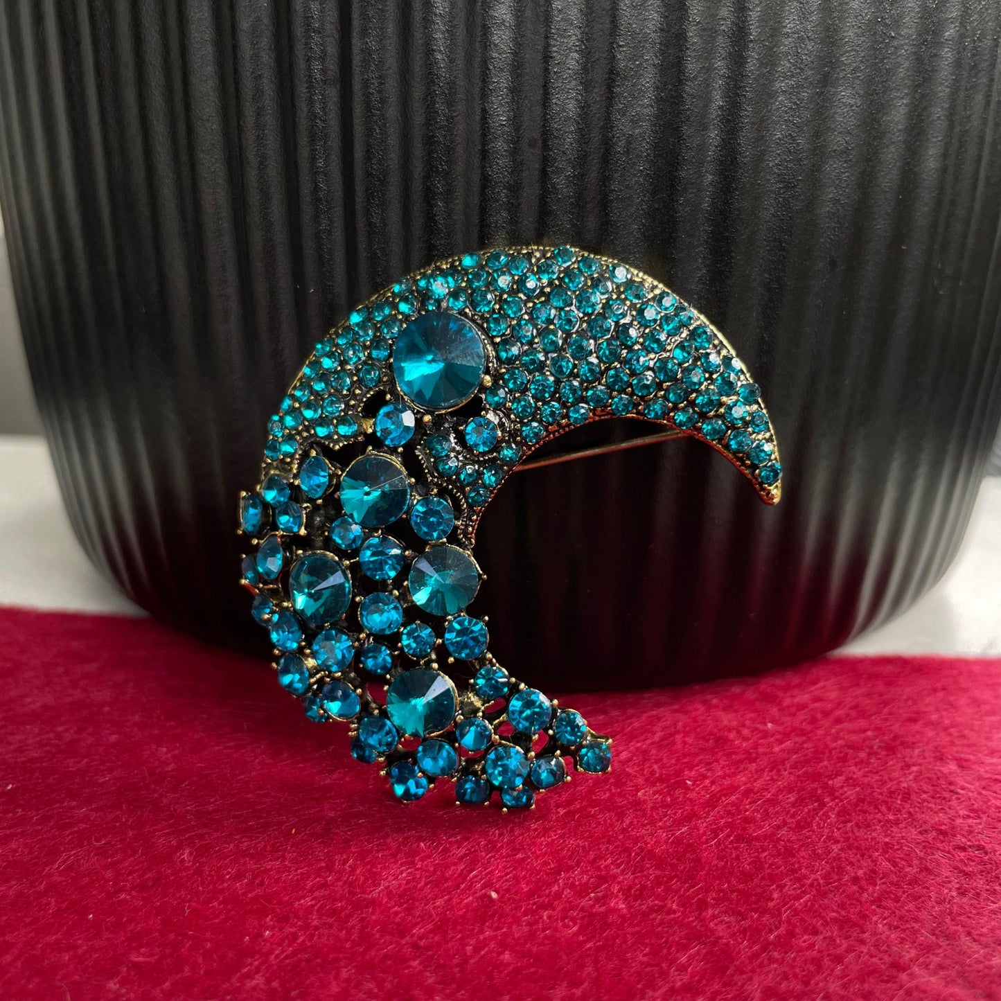 Elegant vintage style blue rhinestone crescent moon gold pin brooch