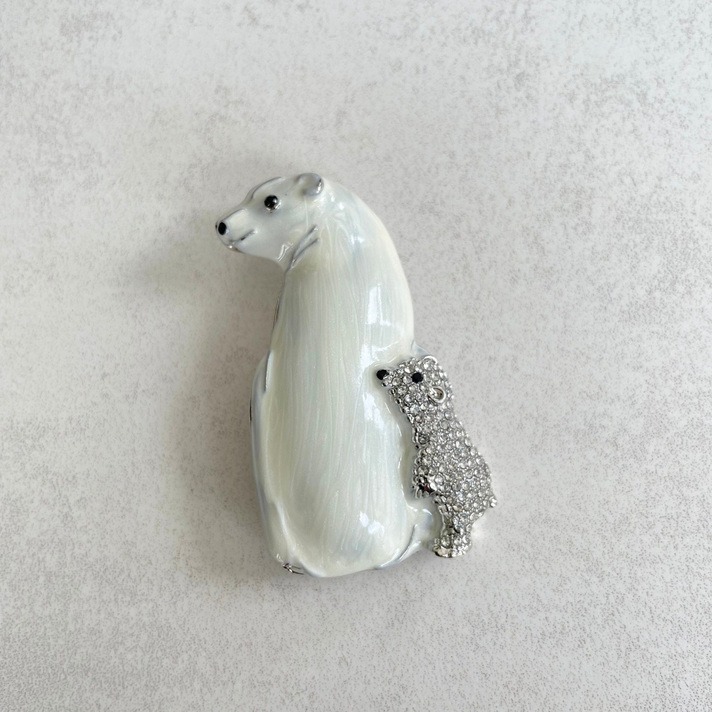 Charming mama polar bear with cub pin brooch