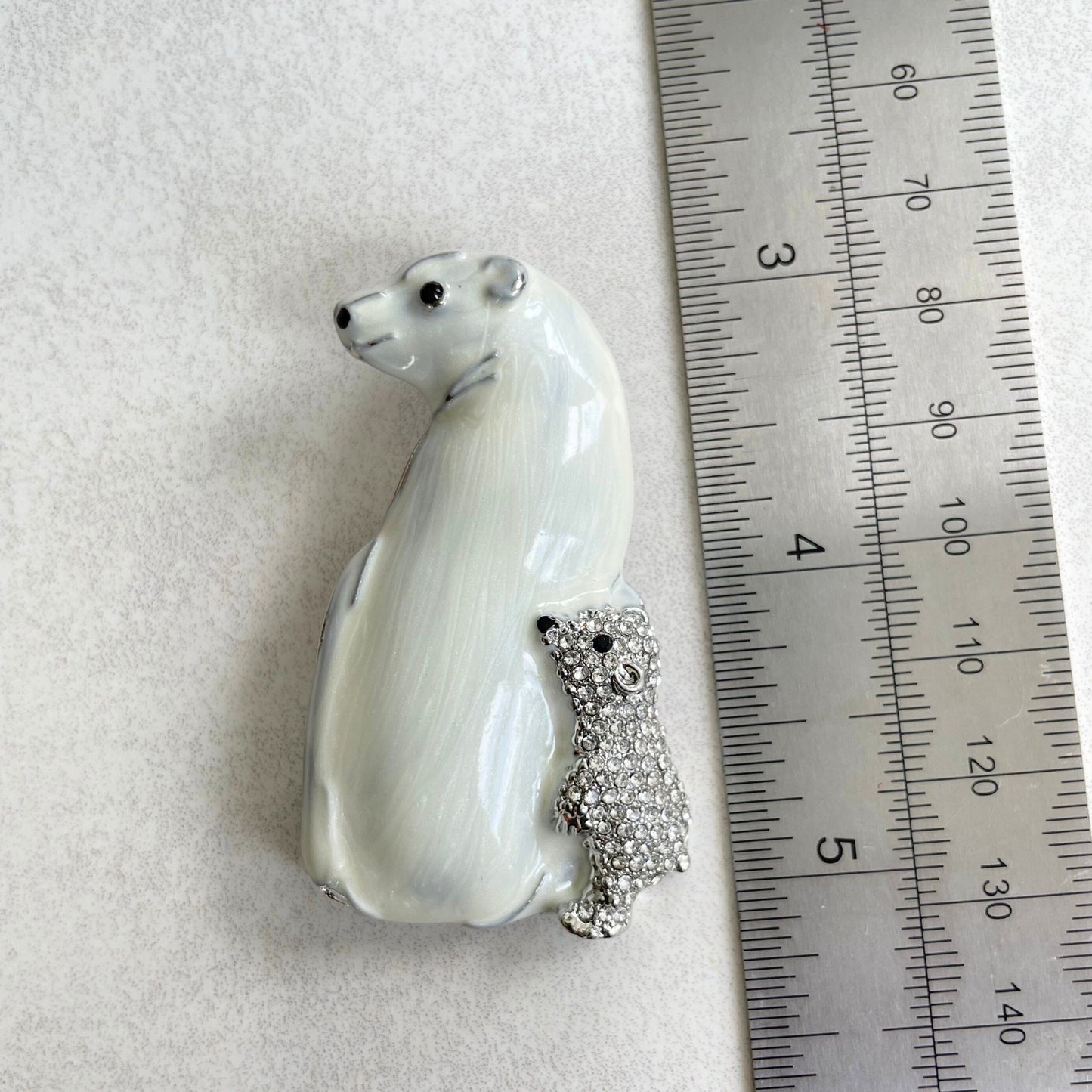 Charming mama polar bear with cub pin brooch