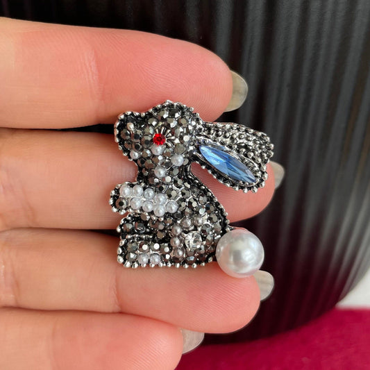 Charming little bunny pearl silver pin brooch