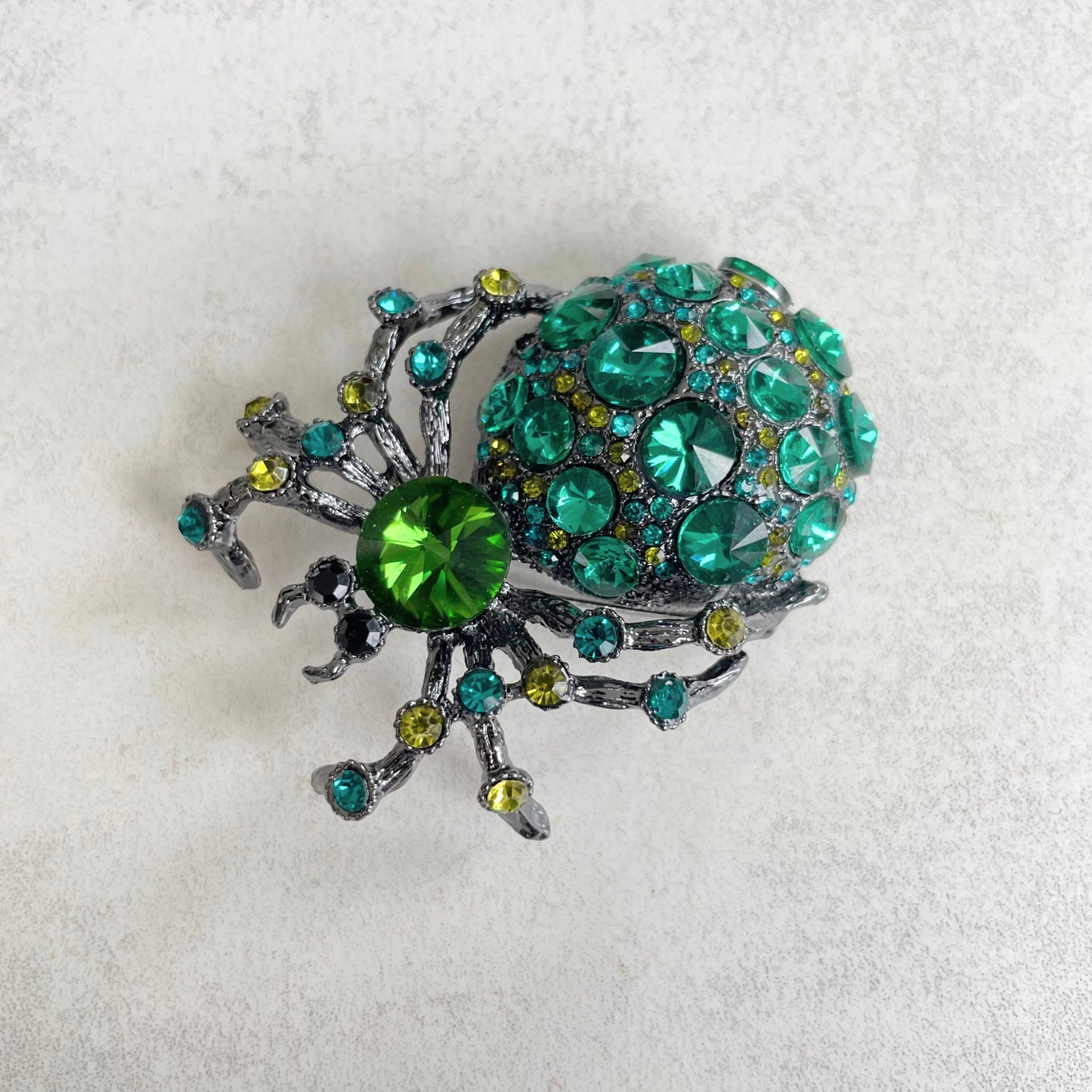 Vintage style green emerald large spider pin brooch