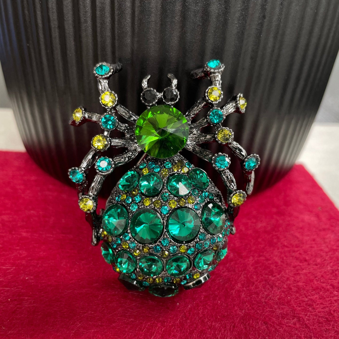 Vintage style green emerald large spider pin brooch