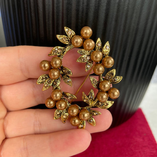 Vintage style gold pearls wreath flower pin brooch