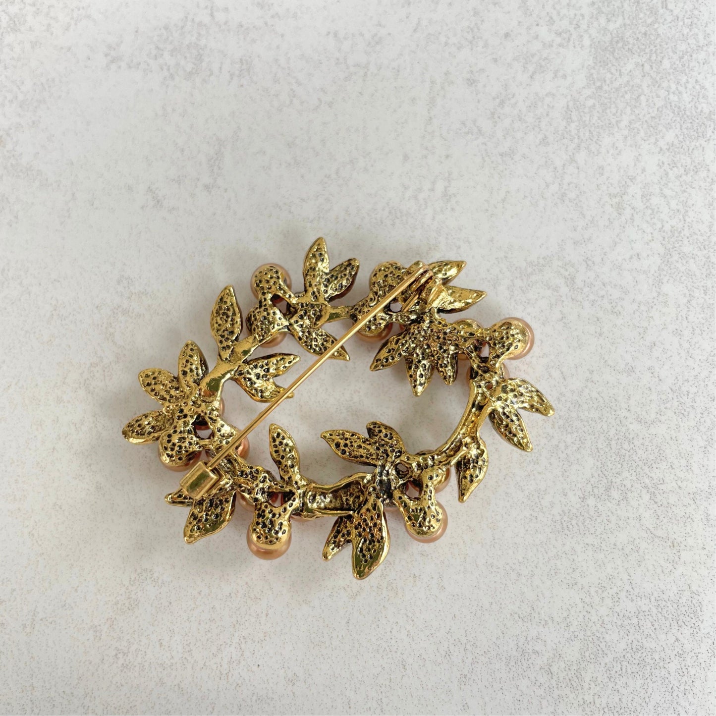 Vintage style gold pearls wreath flower pin brooch