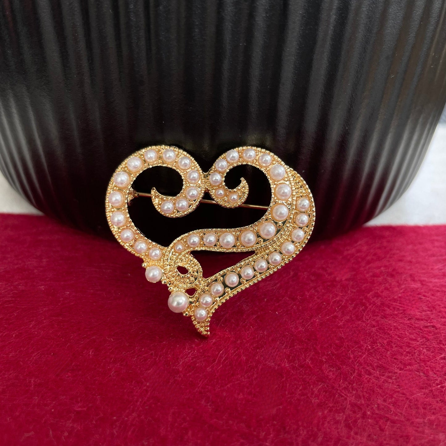 Elegant pearls gold heart brooch pin