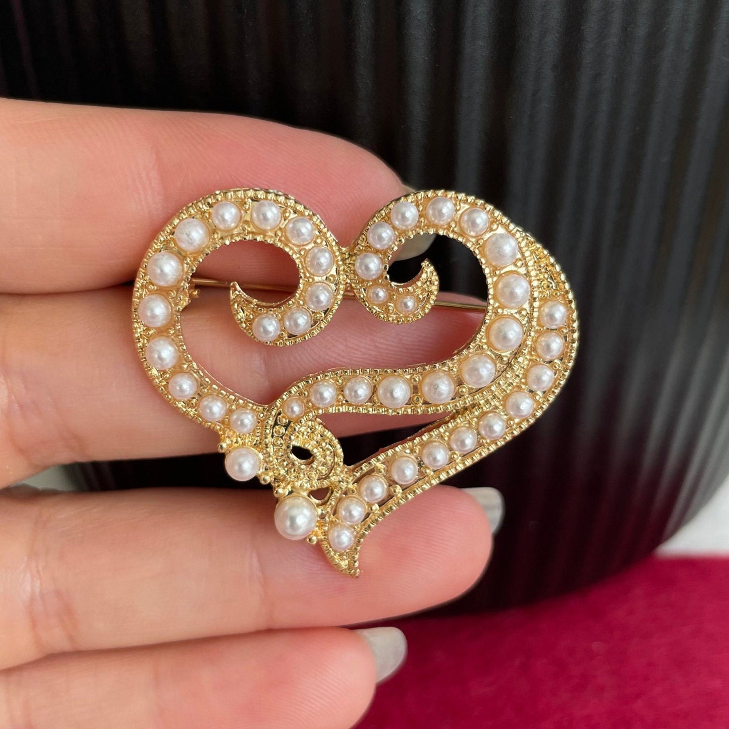 Elegant pearls gold heart brooch pin