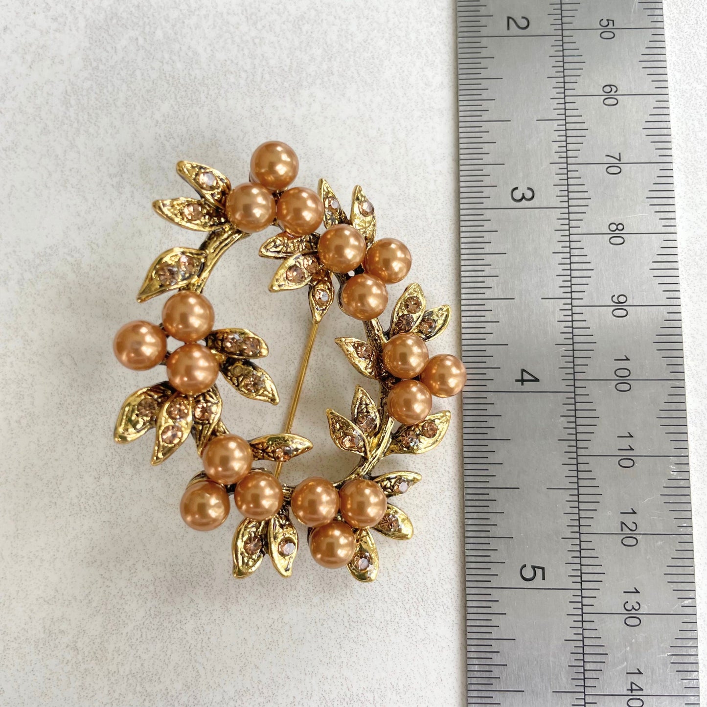 Vintage style gold pearls wreath flower pin brooch