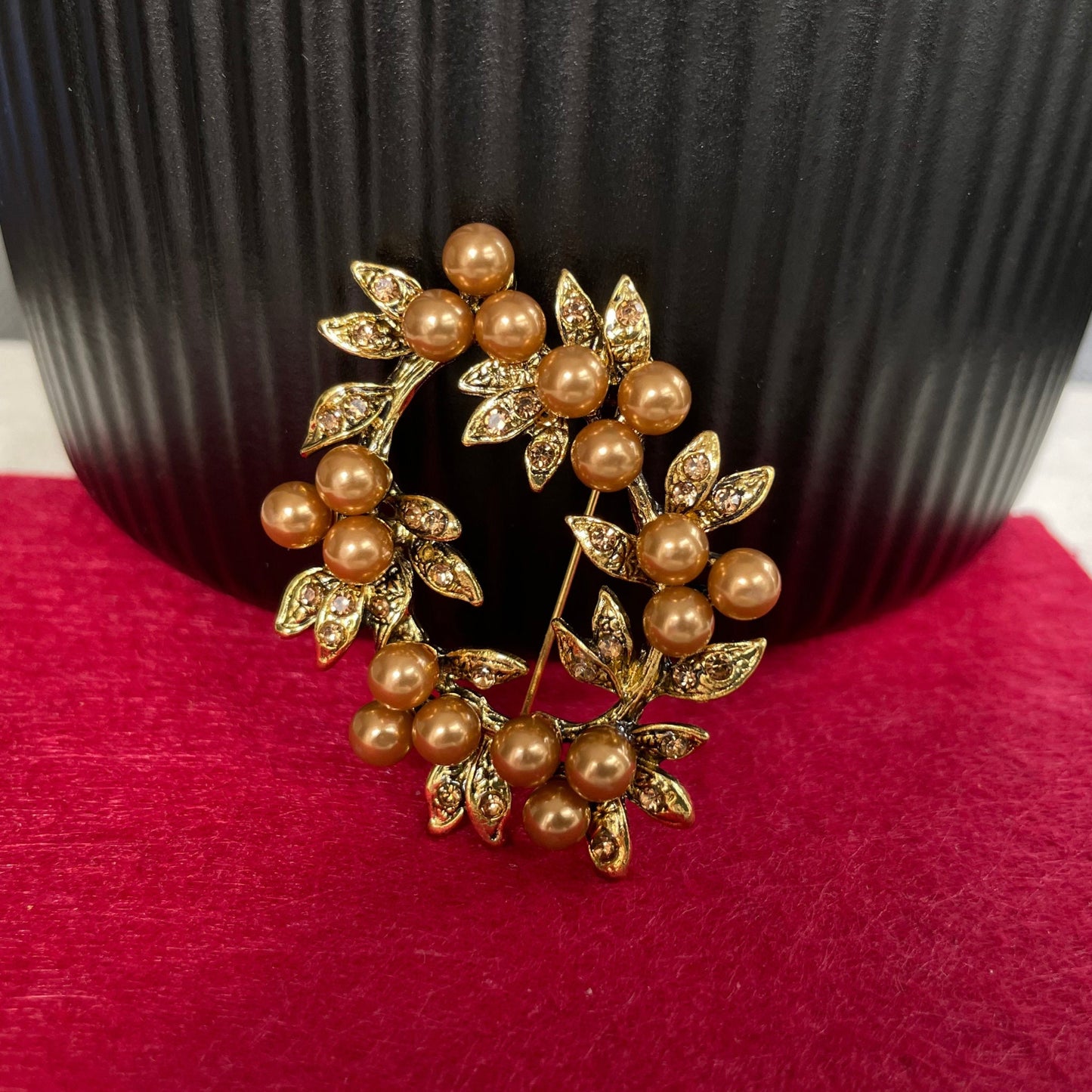 Vintage style gold pearls wreath flower pin brooch