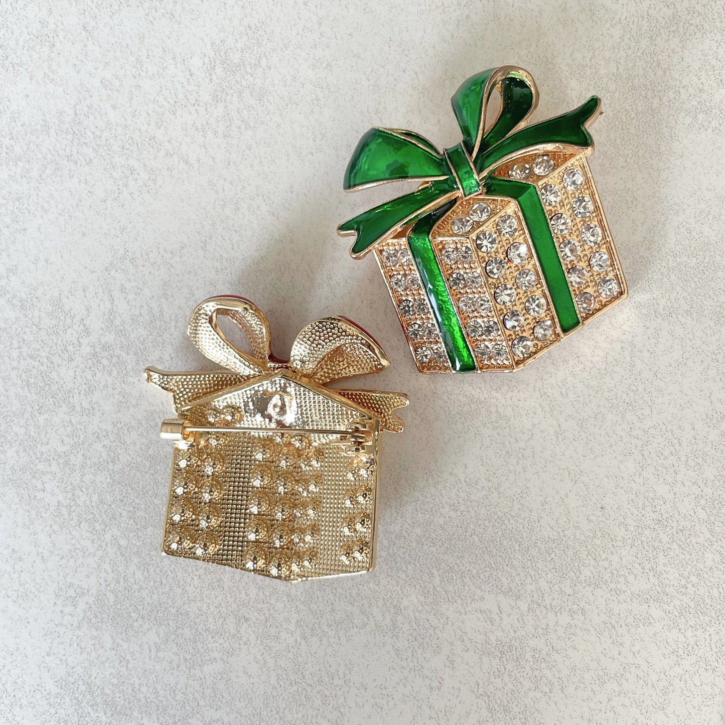 Charming green ribbon Xmas present gold pin brooch