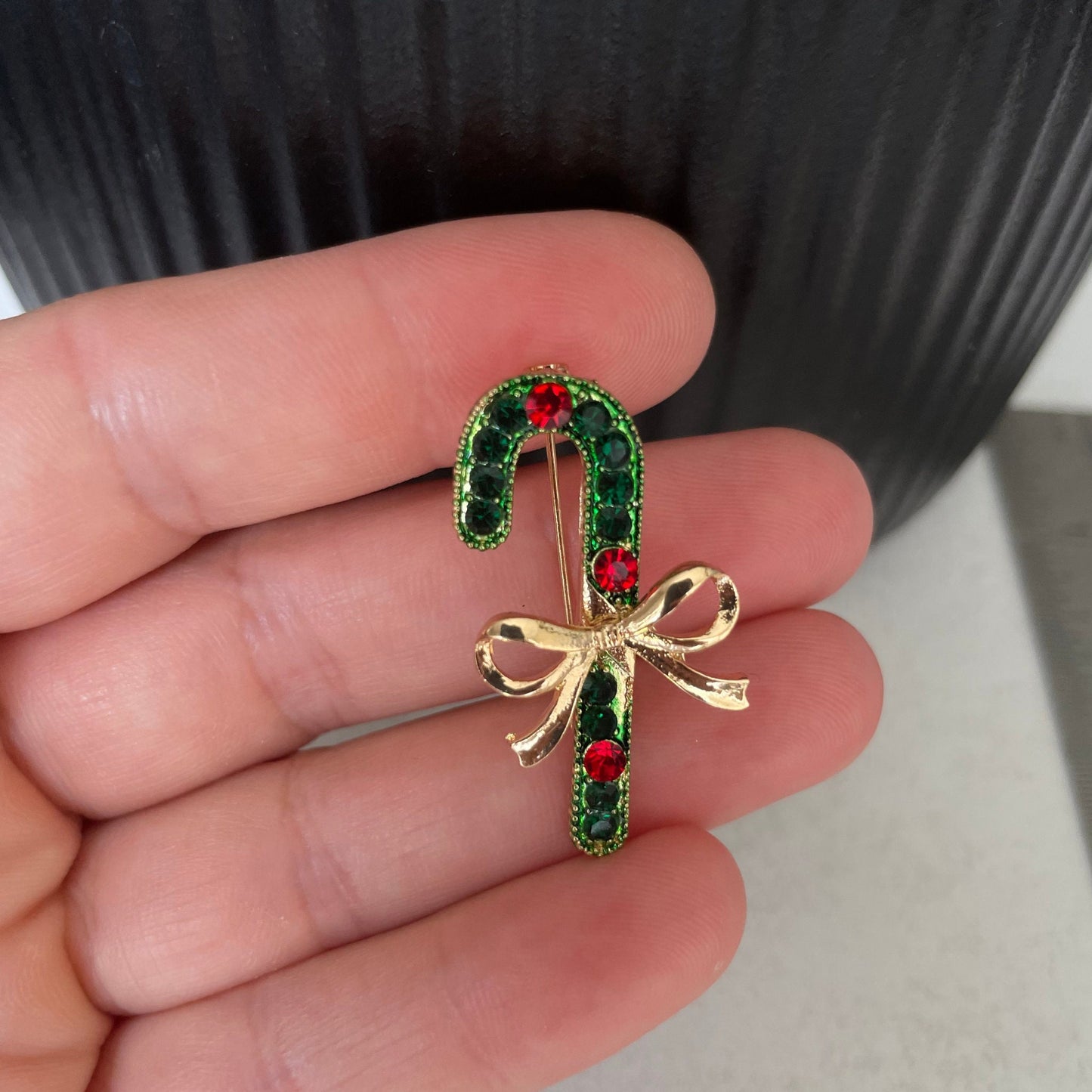 Charming green candy cane ribbon gold pin brooch