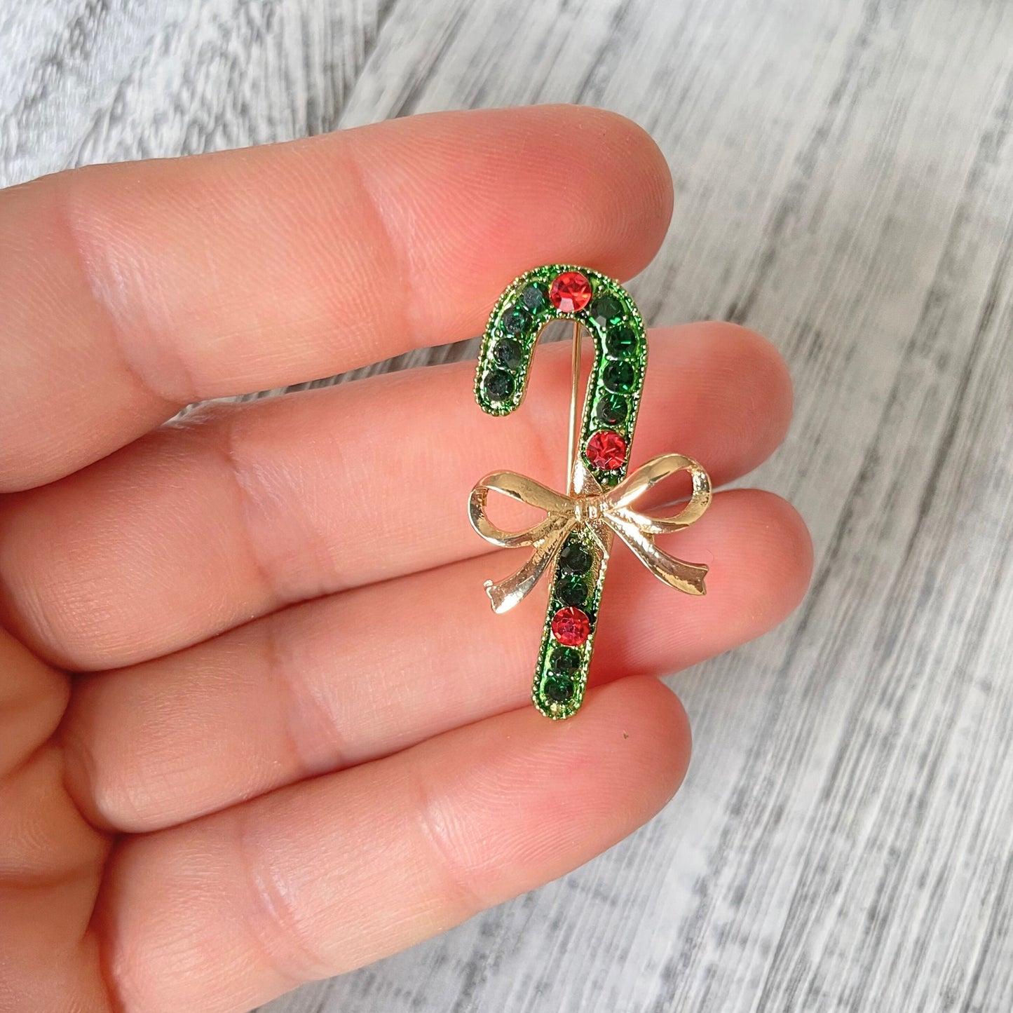 Charming green candy cane ribbon gold pin brooch