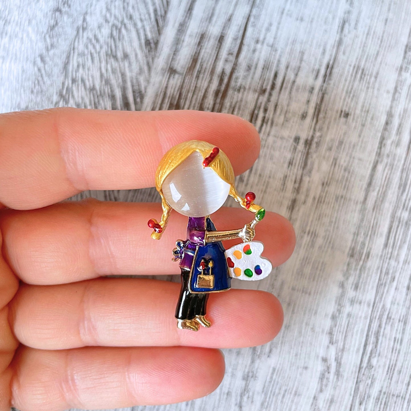 Cute girl artist gold pin brooch