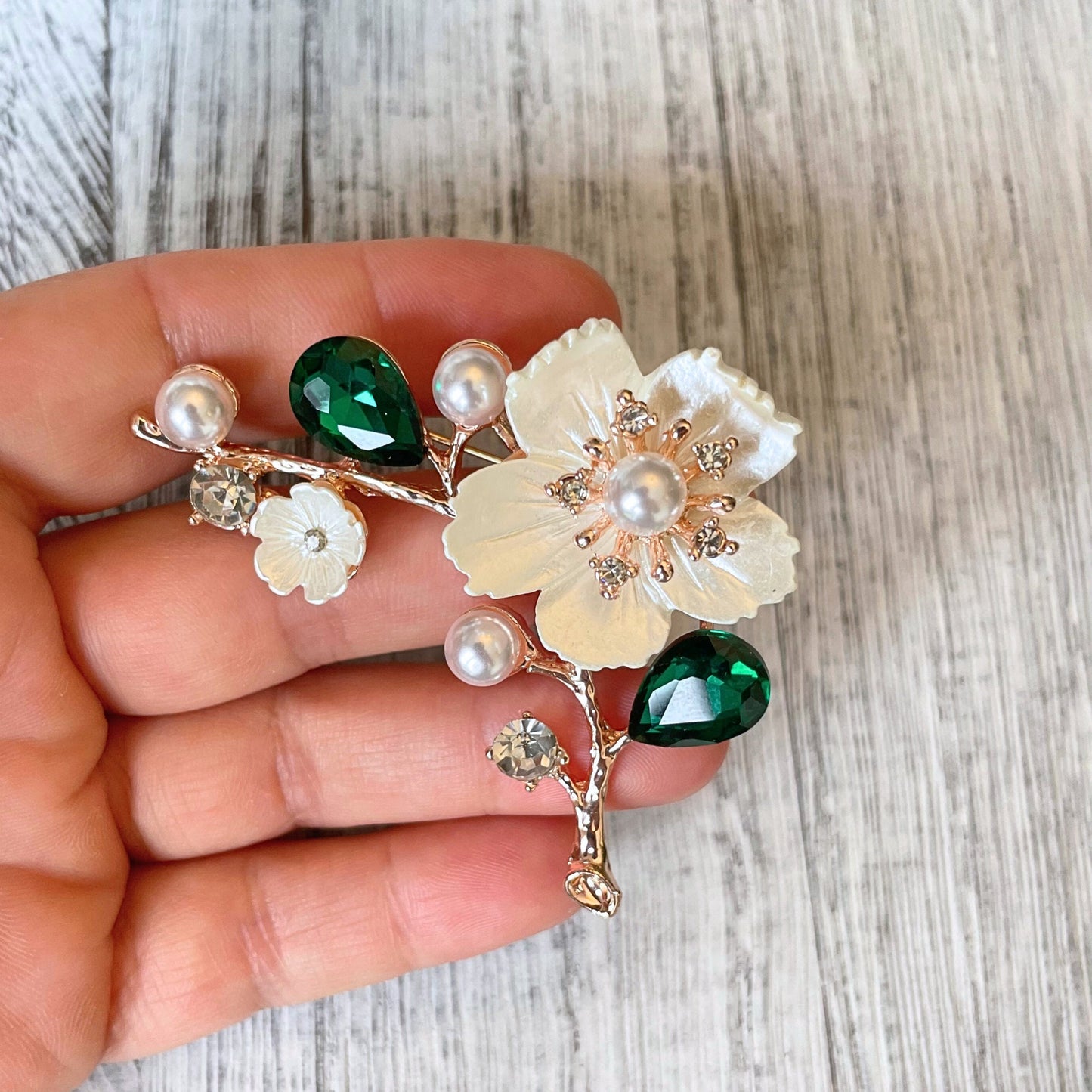 Vintage style pearls white blooming flower emerald  gold pin brooch