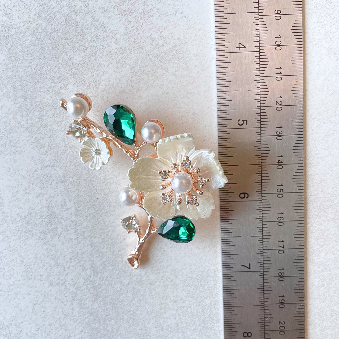 Vintage style pearls white blooming flower emerald  gold pin brooch