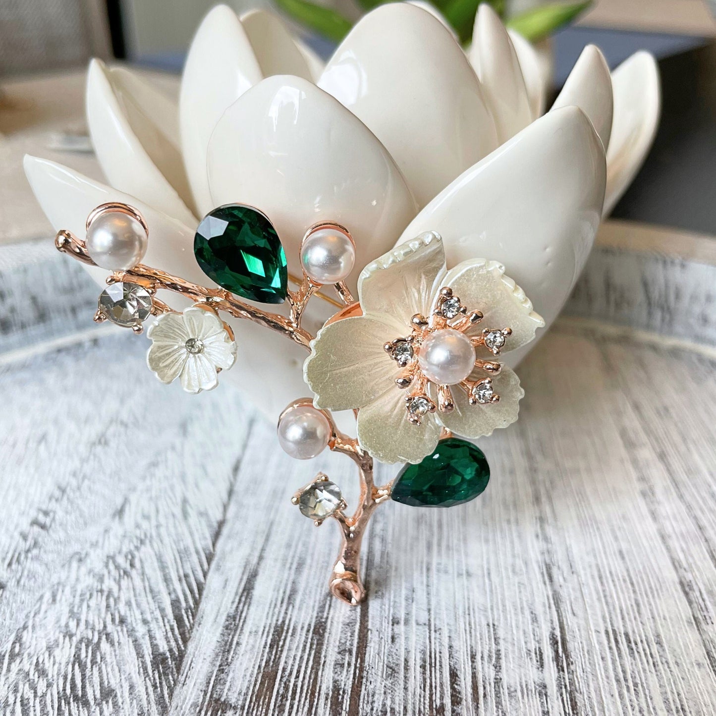 Vintage style pearls white blooming flower emerald  gold pin brooch