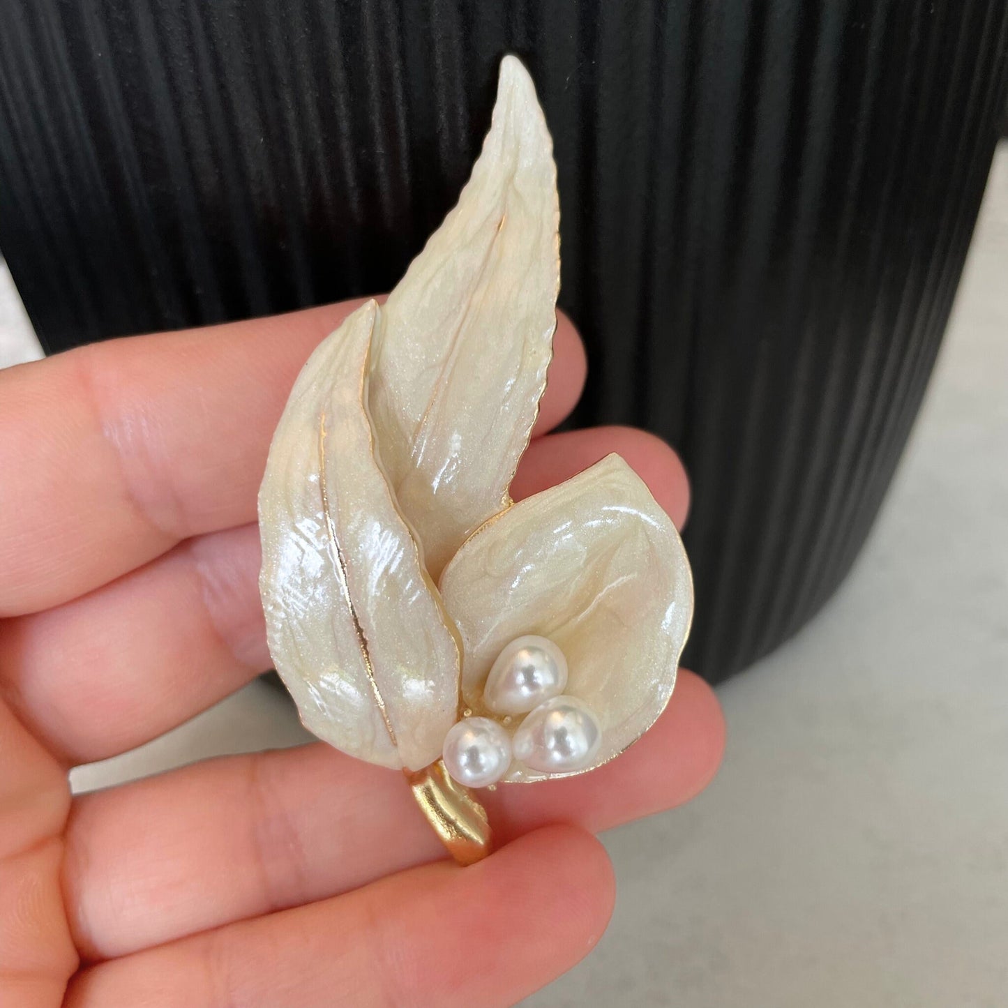 Vintage Style beige enamel pearls leaves gold pin brooch