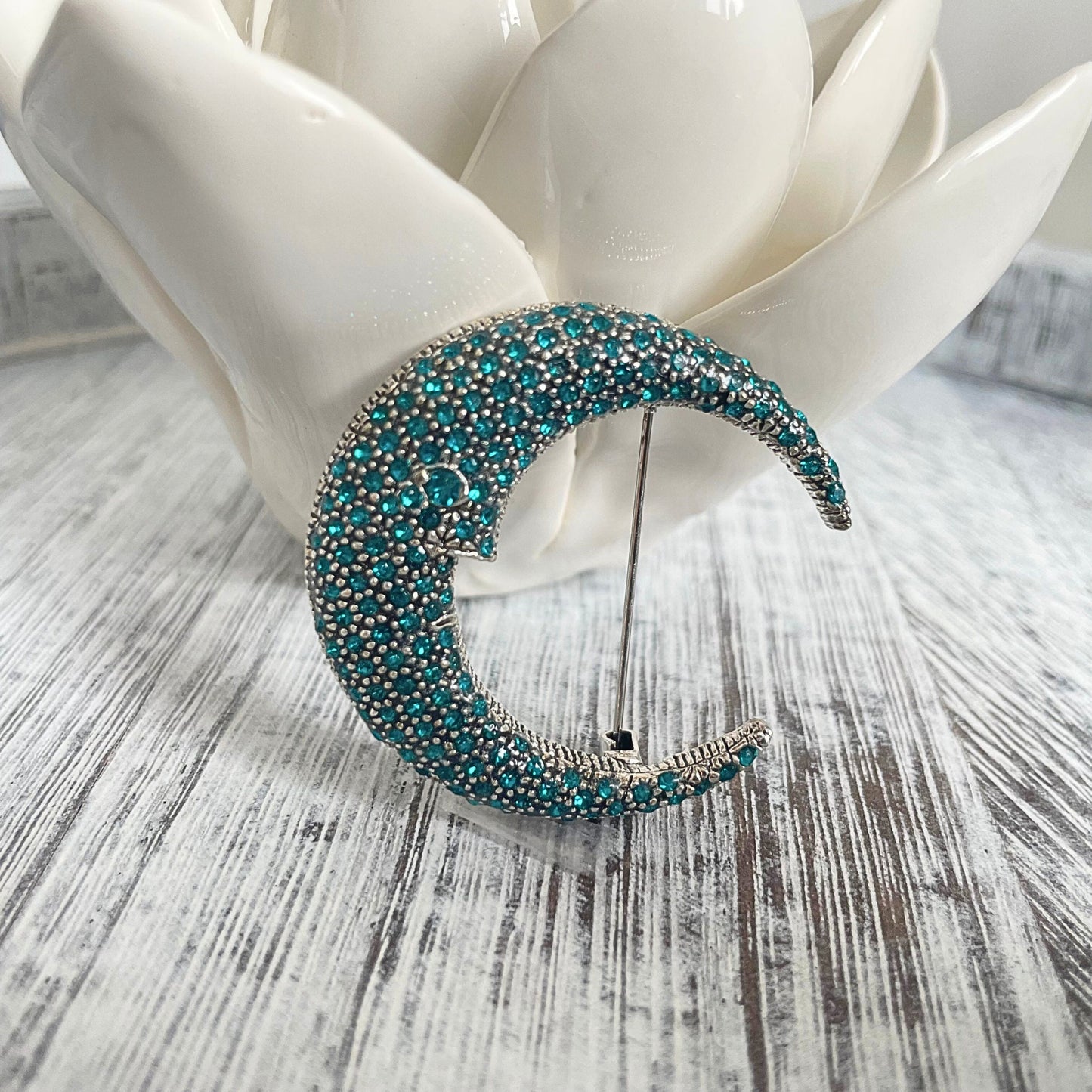 Elegant vintage style blue rhinestone crescent moon silver pin brooch