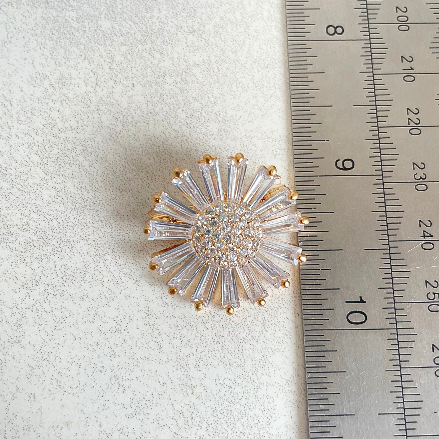 Delicate crystal daisy flower gold pin brooch