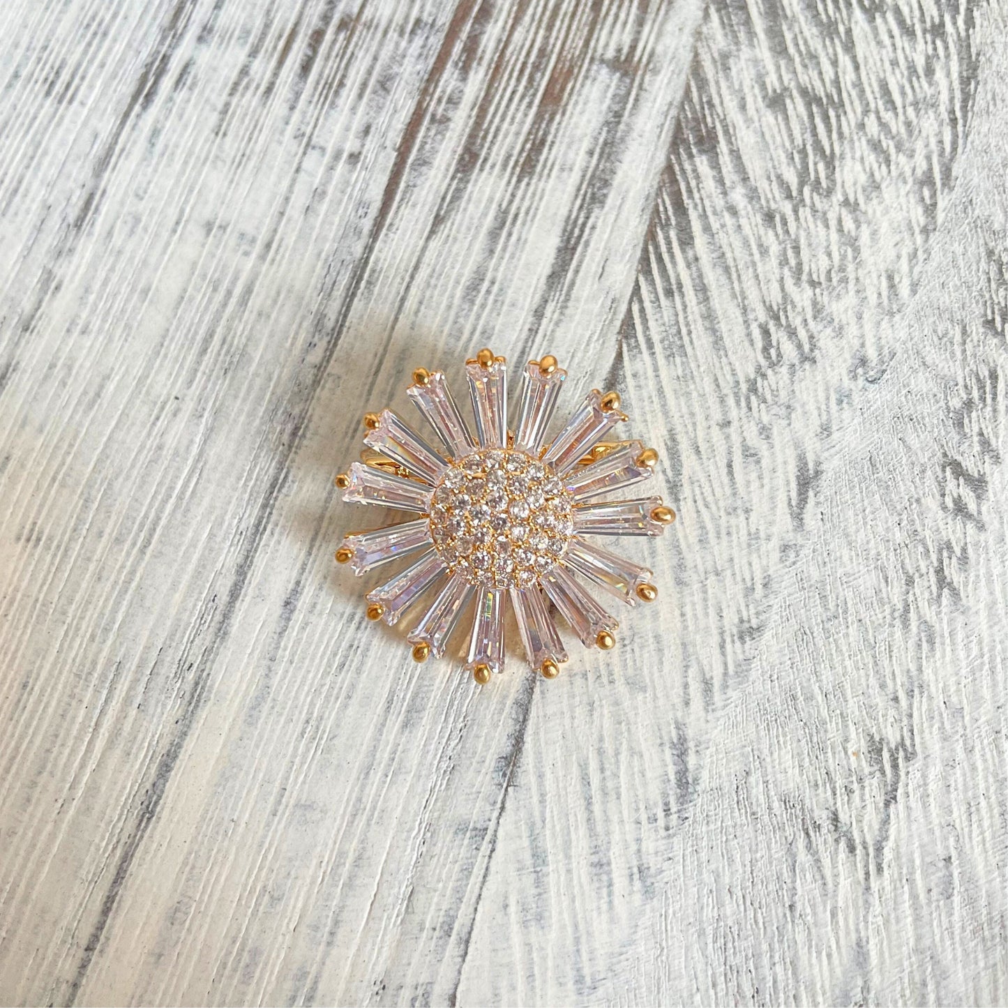 Delicate crystal daisy flower gold pin brooch