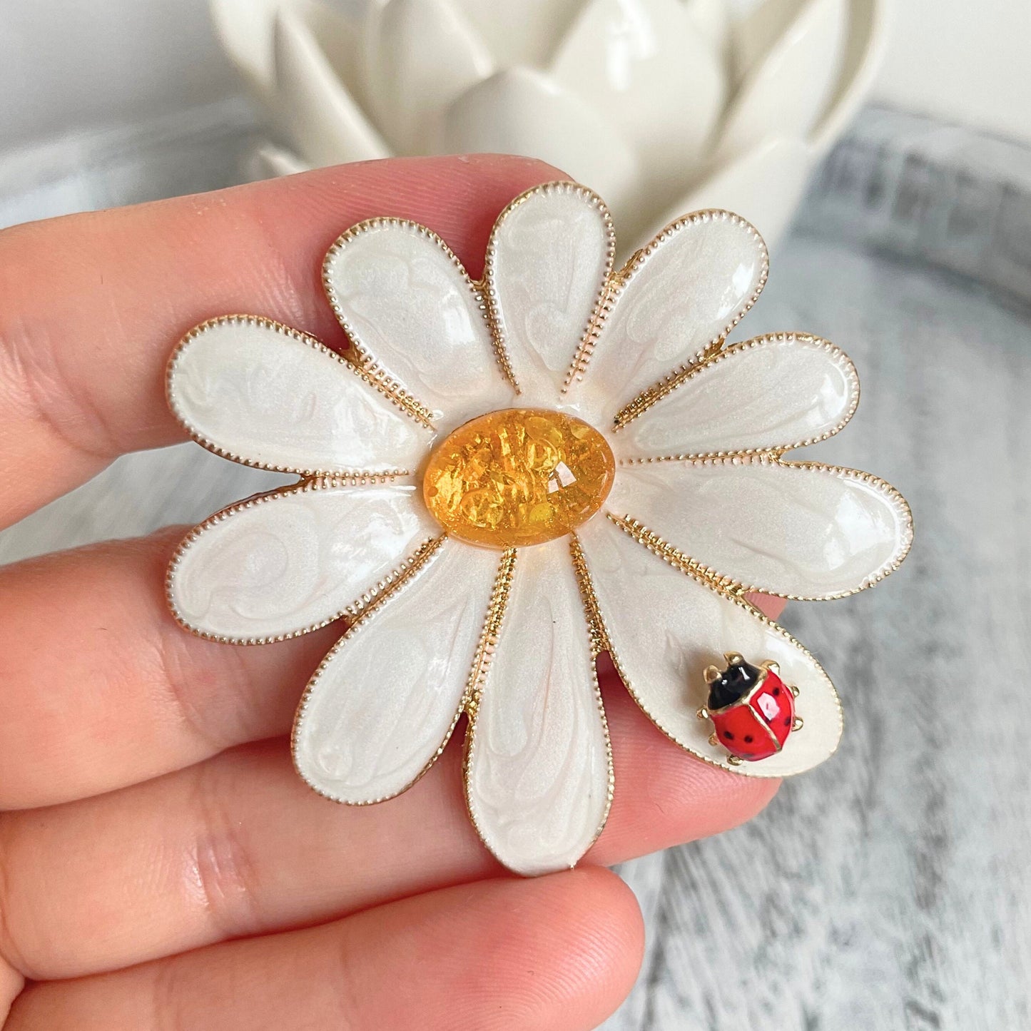 Retro White Daisy Flower Ladybug Pin Brooch