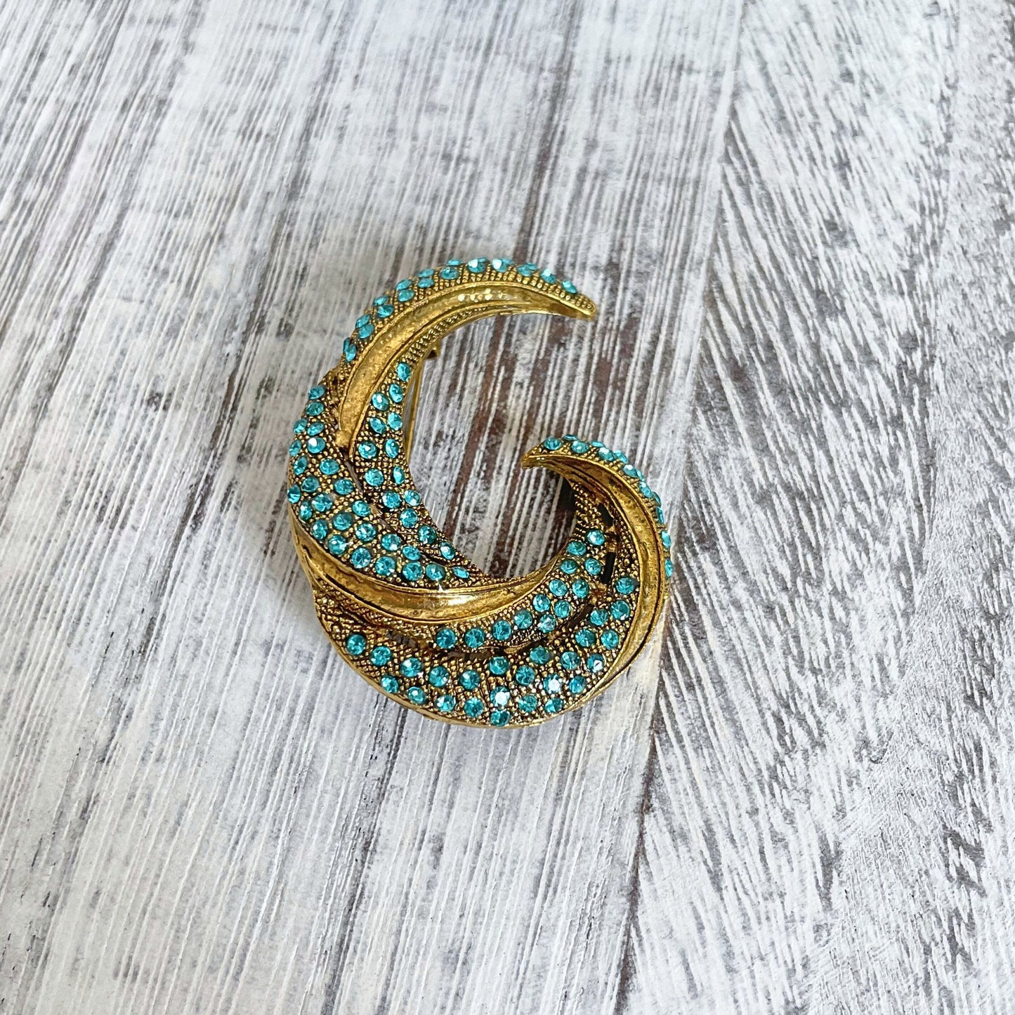 Vintage style blue ocean wave gold pin brooch