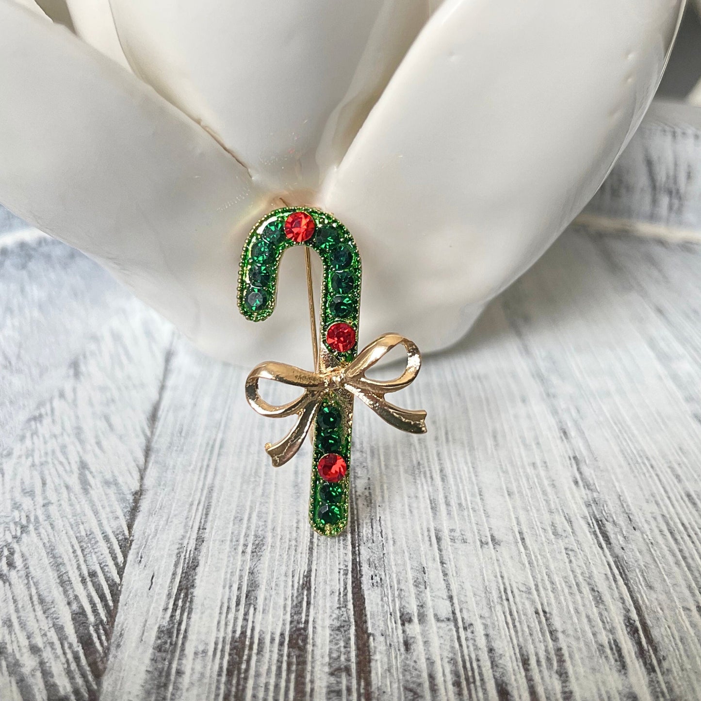 Charming green candy cane ribbon gold pin brooch