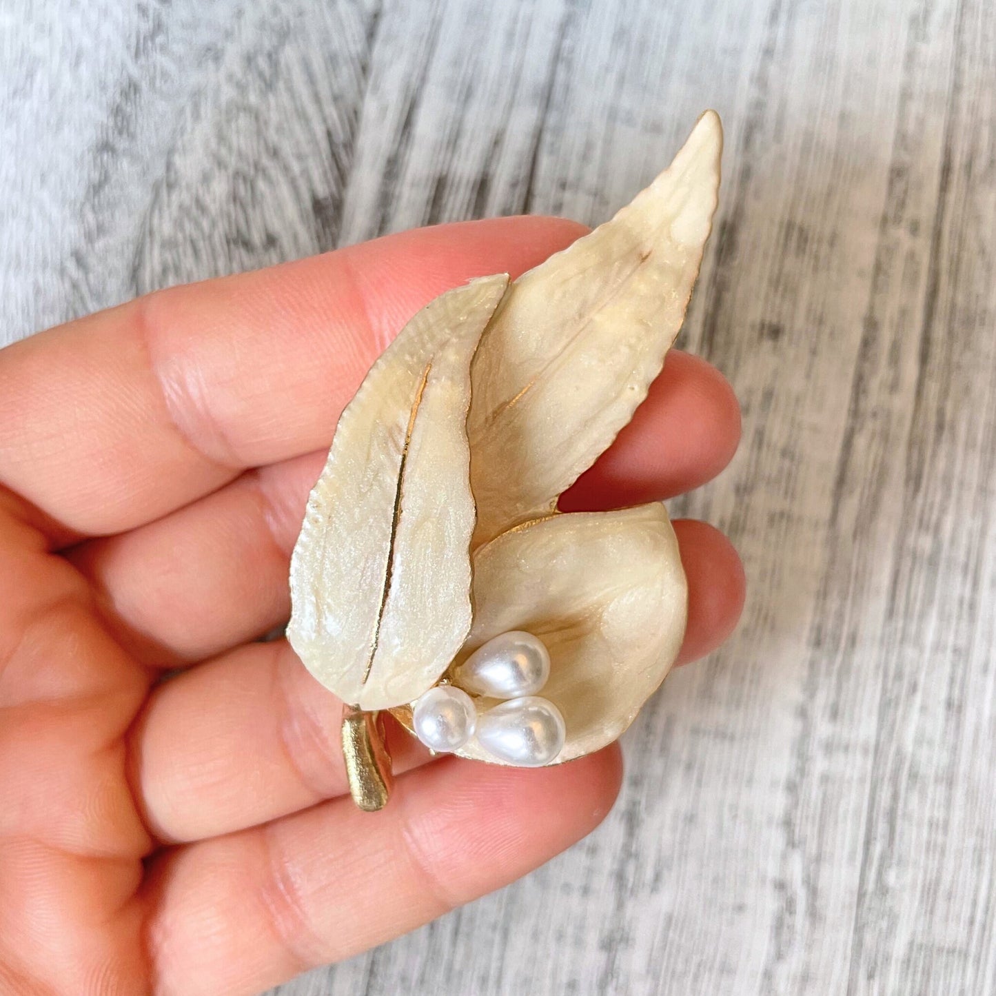 Vintage Style beige enamel pearls leaves gold pin brooch