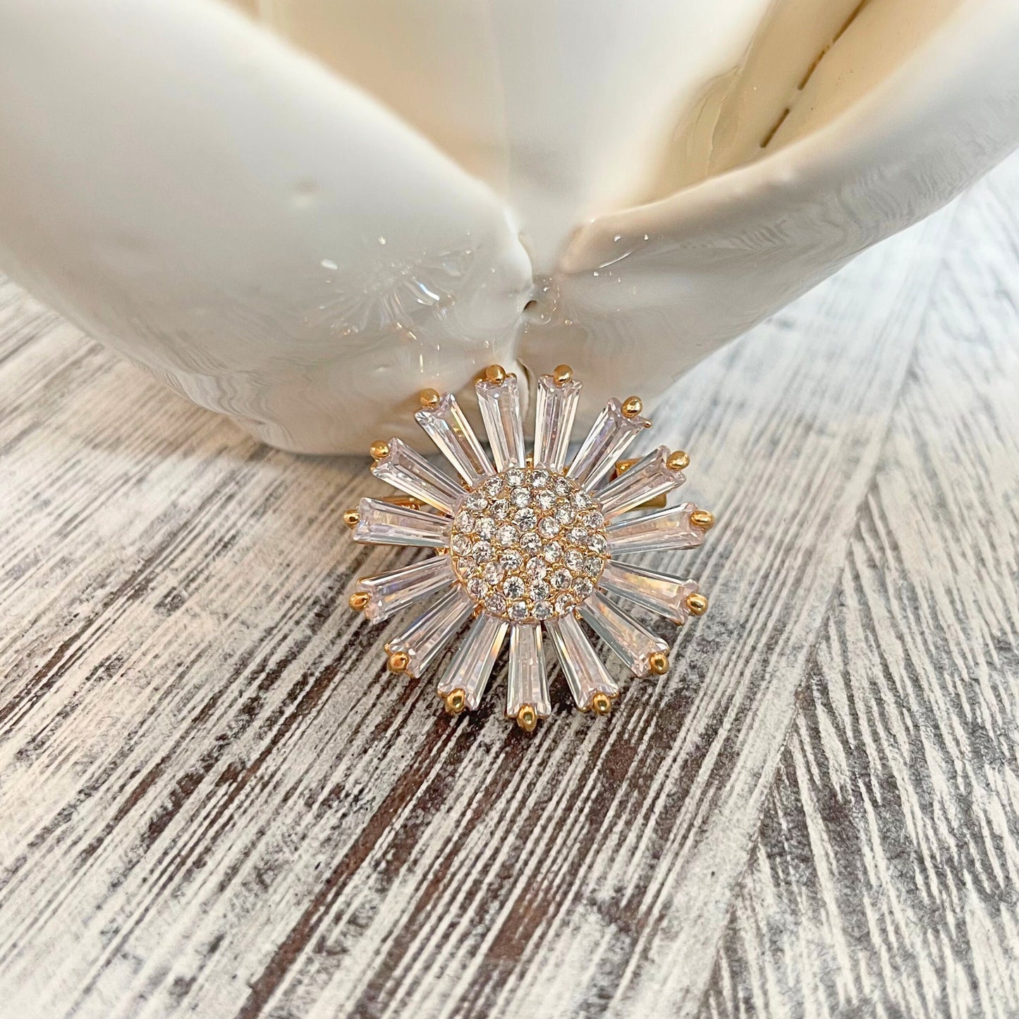 Delicate crystal daisy flower gold pin brooch