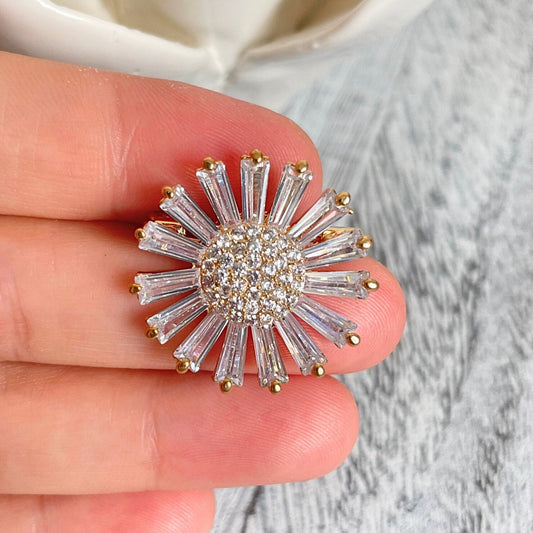 Delicate crystal daisy flower gold pin brooch