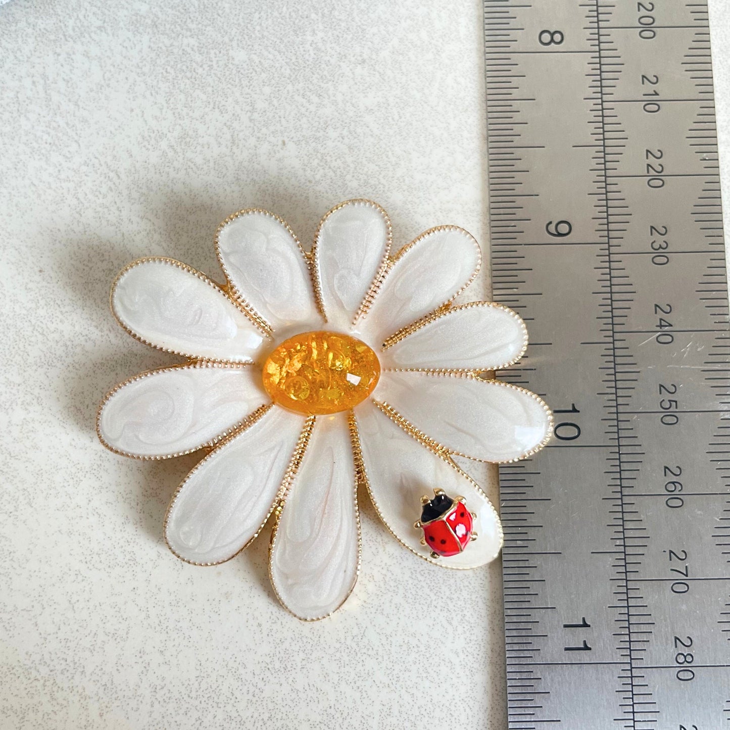 Retro White Daisy Flower Ladybug Pin Brooch