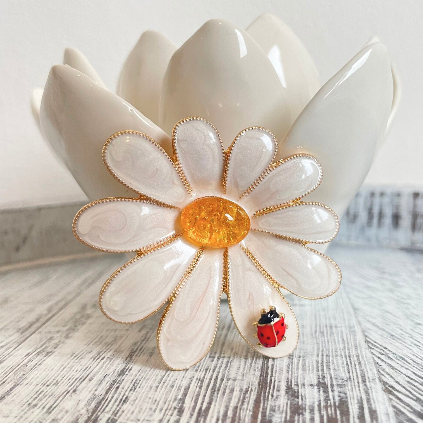 Retro White Daisy Flower Ladybug Pin Brooch