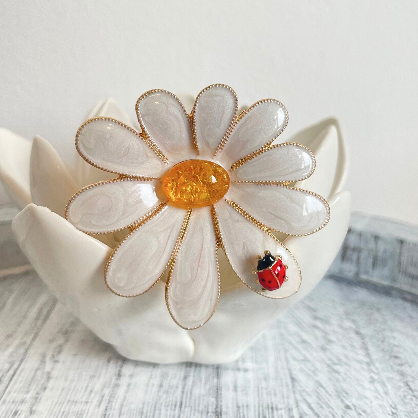 Retro White Daisy Flower Ladybug Pin Brooch