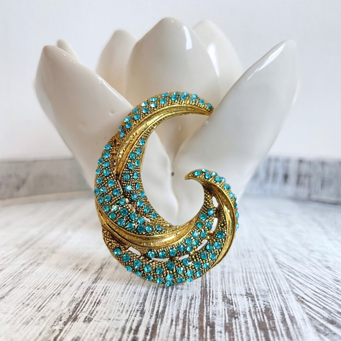 Vintage style blue ocean wave gold pin brooch