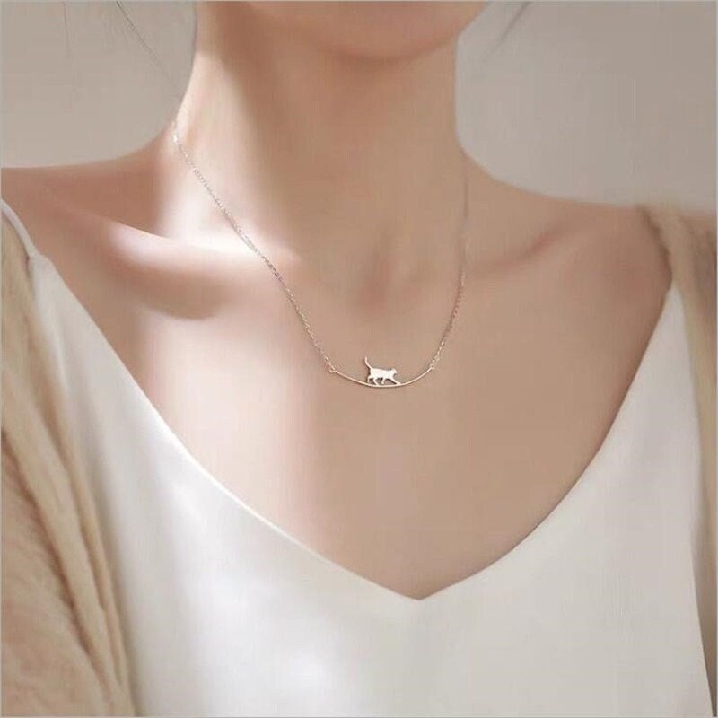 New Fashion Cat Curved Simple Necklace, Personality Jewellery ,Cute Animal Walking Cat Clavicle Chain Necklaces,Anniversary,Birthday Gift